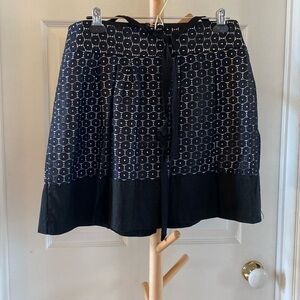 Lace skirt with contrast lining